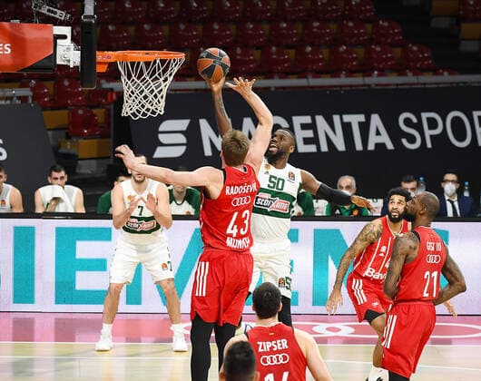 04 03 2021, xemx, Basketball BBL Bundesliga, FC Bayern Muenchen Basketball Panathinaikos Athens emspor, v l Leon Radosevic FC Bayern Basketball , Ben Bentil Panathinaikos Athens duel, duel, fight, tackle Muenchen