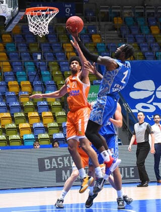 04 03 2021, xhbx, Basketball BBL Bundesliga, Frankfurt Skyliners Rasta Vechta emspor, v l Edgar Sosa Rasta Vechta , Matt Mobley Fraport Skyliners Frankfurt DFL DFB REGULATIONS PROHIBIT ANY USE OF PHOTOGRAPHS as IMAGE SEQUENCES and or QUASI VIDEO Frankfurt am Main