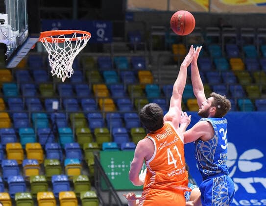 04 03 2021, xhbx, Basketball BBL Bundesliga, Frankfurt Skyliners Rasta Vechta emspor, v l Will Vorhess Rasta Vechta , Jon Axel Gudmundsson Fraport Skyliners Frankfurt DFL DFB REGULATIONS PROHIBIT ANY USE OF PHOTOGRAPHS as IMAGE SEQUENCES and or QUASI VIDEO Frankfurt am Main