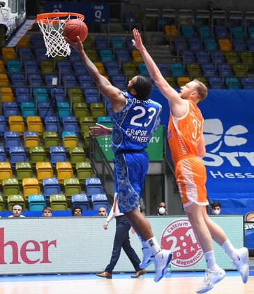 04 03 2021, xhbx, Basketball BBL Bundesliga, Frankfurt Skyliners Rasta Vechta emspor, v l Quantez Robertson Fraport Skyliners Frankfurt , Robin Christen Rasta Vechta DFL DFB REGULATIONS PROHIBIT ANY USE OF PHOTOGRAPHS as IMAGE SEQUENCES and or QUASI VIDEO Frankfurt am Main