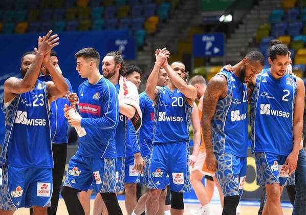 04 03 2021, xhbx, Basketball BBL Bundesliga, Frankfurt Skyliners Rasta Vechta emspor, v l players, team of Frankfurt Skyliners cheer jubilant after end of game DFL DFB REGULATES PROHIBIT ANY USE OF PHOTOGRAPHS as IMAGE SEQUENCES and or QUASI VIDEO Frankfurt am Main