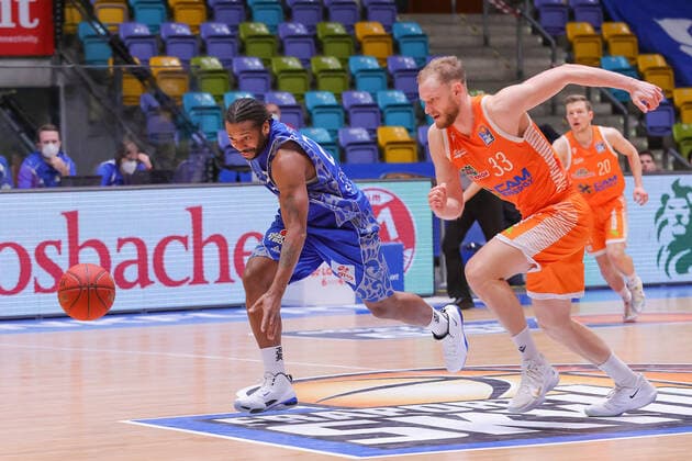 Fraport Skyliners RASTA Vechta, easyCredit BBL Quantez Robertson Fraport Skyliners, 23 faster than Robin Christen RASTA Vechta, 33 easyCredit BBL basketball match between Fraport Skyliners and RASTA Vechta on 4 March 2021 at Fraport Arena in Frankfurt am Main , Frankfurt am Main Hesse Germany Fraport Arena