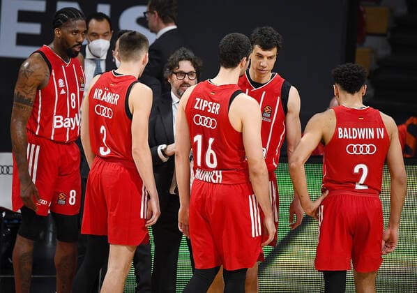 04 03 2021, xemx, Basketball BBL Bundesliga, FC Bayern Muenchen Basketball Panathinaikos Athens emspor, v l Jalen Reynolds FC Bayern Basketball , David Kraemer FC Bayern Basketball , Head Coach Andrea Trinchieri FC Bayern Basketball , Paul Zipser FC Bayern Basketball , Vladimir Lucic FC Bayern Basketball , Wade Baldwin FC Bayern Basketball Auszeit Muenchen