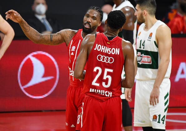 04 03 2021, xemx, Basketball BBL Bundesliga, FC Bayern Muenchen Basketball Panathinaikos Athens emspor, v l Jalen Reynolds FC Bayern Basketball , Ja Juan Johnson FC Bayern Basketball gives instructions, gestures with arms, gesticulate, gives instructions Muenchen