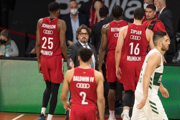 Basketball, Euroleague, FC Bayern Munich Panathinaikos Athens In the picture Head Coach of FC Bayern Munich Andrea TRINCHIERI and Wade BALDWIN FC Bayern Munich, 2 clap off at half time Munich Audi Dome Bayern Germany Copyright: Passion2Press.dex xMarkusxFischerx