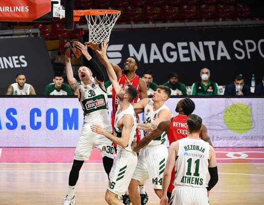 04 03 2021, xemx, Basketball BBL Bundesliga, FC Bayern Muenchen Basketball Panathinaikos Athens emspor, v l Aaron White Panathinaikos Athens , Ja Juan Johnson FC Bayern Basketball duel, duel, fight, tackle Muenchen
