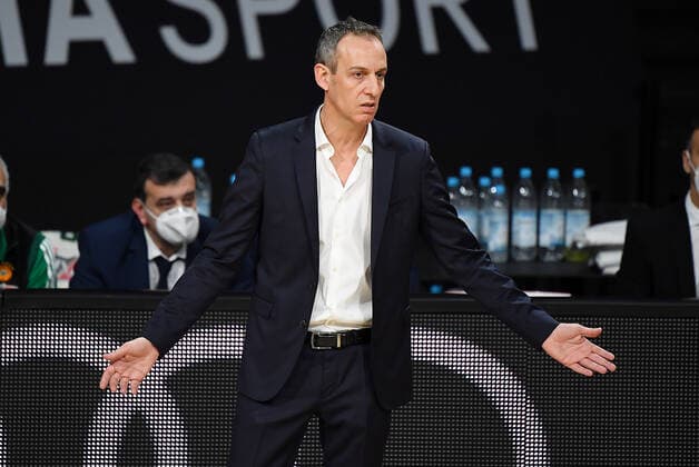 04 03 2021, xemx, Basketball BBL Bundesliga, FC Bayern Muenchen Basketball Panathinaikos Athens emspor, v l head coach Oded Kattash Panathinaikos Athens gives instructions, gestures with arms, gesticulate, gives instructions Muenchen
