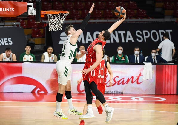 04 03 2021, xemx, Basketball BBL Bundesliga, FC Bayern Muenchen Basketball Panathinaikos Athens emspor, v l Mario Hezonja Panathinaikos Athens , Paul Zipser FC Bayern Basketball with Dunking Muenchen