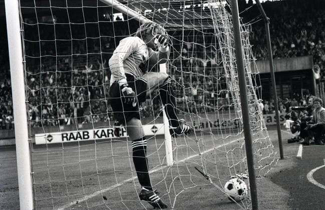 24 08 82 VfB Stuttgart FC Schalke 04 Germany, Stuttgart, 24 08 1982, Football, Bundesliga, Season 1982 1983, VfB Stuttgart FC Schalke 04 2 1 Norbert Nigbur FC Schalke 04