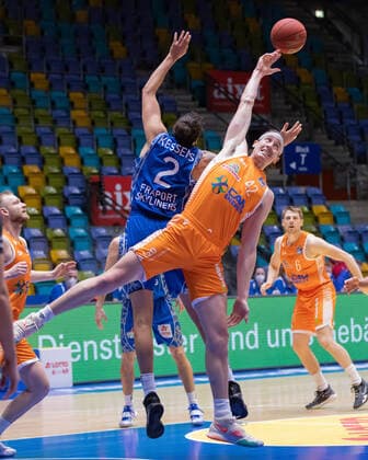 Fraport Skyliners RASTA Vechta, easyCredit BBL Dennis Clifford RASTA Vechta, 42 against Quantez Robertson Fraport Skyliners, 23 Basketball match of the easyCredit BBL between Fraport Skyliners and RASTA Vechta on 4 March 2021 at Fraport Arena in Frankfurt am Main , Frankfurt am Main Hesse Germany Fraport Arena