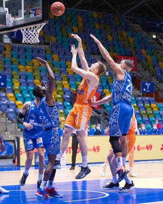 Fraport Skyliners RASTA Vechta, easyCredit BBL Tim Hasbargen RASTA Vechta, 6 throws to the basket, left defends Matt Mobley Fraport Skyliners, 1 , right Rasheed Moore Fraport Skyliners, 20 Basketball match of the easyCredit BBL between the Fraport Skyliners and RASTA Vechta on 4 March 2021 at the Fraport Arena in Frankfurt am Main , Frankfurt am Main Hesse Germany Fraport Arena