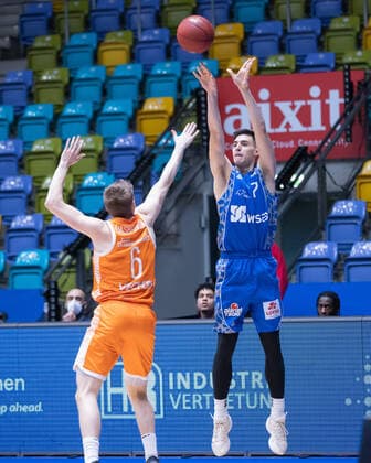 Fraport Skyliners RASTA Vechta, easyCredit BBL distance throw by Bruno Vrcic Fraport Skyliners, 7 against Tim Hasbargen RASTA Vechta, 6 Basketball match of the easyCredit BBL between Fraport Skyliners and RASTA Vechta on 4 March 2021 at Fraport Arena in Frankfurt am Main , Frankfurt am Main Hesse Germany Fraport Arena