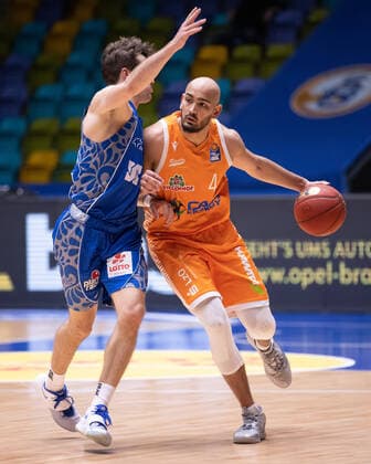 Fraport Skyliners RASTA Vechta, easyCredit BBL Stefan Peno RASTA Vechta, 4, right is tackled by Joe Rahon Fraport Skyliners, 18 Basketball match of the easyCredit BBL between Fraport Skyliners and RASTA Vechta on 4 March 2021 at Fraport Arena in Frankfurt am Main , Frankfurt am Main Hesse Germany Fraport Arena