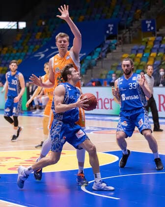 Fraport Skyliners RASTA Vechta, easyCredit BBL Bjoern Rohwer RASTA Vechta, 22 defends against the oncoming Joe Rahon Fraport Skyliners, 18 Marco Voeller Fraport Skyliners, 33 Basketball match of the easyCredit BBL between the Fraport Skyliners and RASTA Vechta on 4 March 2021 at the Fraport Arena in Frankfurt am Main , Frankfurt am Main Hesse Germany Fraport Arena
