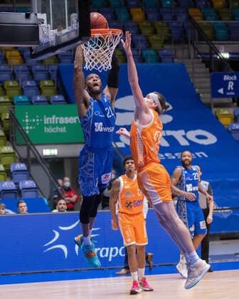 Fraport Skyliners RASTA Vechta, easyCredit BBL dunk by Kamari Murphy Fraport Skyliners, 21 against Dennis Clifford RASTA Vechta, 42 Basketball match of the easyCredit BBL between Fraport Skyliners and RASTA Vechta on 4 March 2021 at Fraport Arena in Frankfurt am Main , Frankfurt am Main Hesse Germany Fraport Arena
