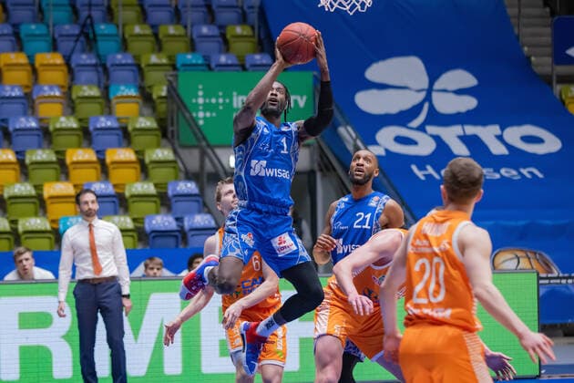 Fraport Skyliners RASTA Vechta, easyCredit BBL Matt Mobley Fraport Skyliners, 1 sets for a basket, behind him Kamari Murphy Fraport Skyliners, 21 Basketball match of the easyCredit BBL between Fraport Skyliners and RASTA Vechta on 4 March 2021 at Fraport Arena in Frankfurt am Main , Frankfurt am Main Hesse Germany Fraport Arena