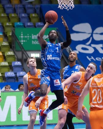 Fraport Skyliners RASTA Vechta, easyCredit BBL Matt Mobley Fraport Skyliners, 1 sets for a basket, behind him Tim Hasbargen RASTA Vechta, 6 , Kamari Murphy Fraport Skyliners, 21 and Dennis Clifford RASTA Vechta, 42 Basketball match of the easyCredit BBL between the Fraport Skyliners and RASTA Vechta on 4 March 2021 at the Fraport Arena in Frankfurt am Main , Frankfurt am Main Hesse Germany Fraport Arena
