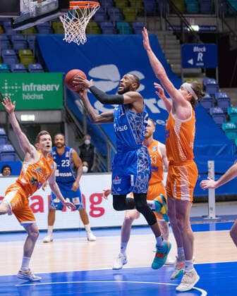 Fraport Skyliners RASTA Vechta, easyCredit BBL Kamari Murphy Fraport Skyliners, 21 prevails against Dennis Clifford RASTA Vechta, 42 Basketball match of the easyCredit BBL between Fraport Skyliners and RASTA Vechta on 4 March 2021 at Fraport Arena in Frankfurt am Main , Frankfurt am Main Hesse Germany Fraport Arena
