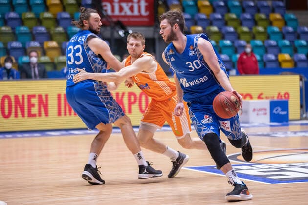 Fraport Skyliners RASTA Vechta, easyCredit BBL Set up by Jon Axel Gudmundsson Fraport Skyliners, 30 , while Marco Voeller Fraport Skyliners, 33 Tim Hasbargen RASTA Vechta, 6 blocks Basketball match of the easyCredit BBL between Fraport Skyliners and RASTA Vechta on 4 March 2021 at Fraport Arena in Frankfurt am Main , Frankfurt am Main Hesse Germany Fraport Arena