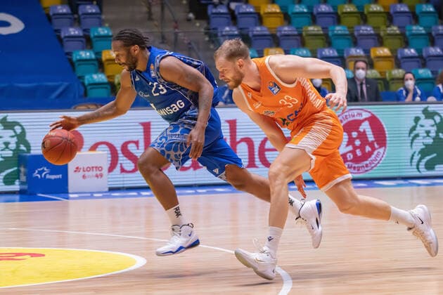 Fraport Skyliners RASTA Vechta, easyCredit BBL Quantez Robertson Fraport Skyliners, 23 faster than Robin Christen RASTA Vechta, 33 easyCredit BBL basketball match between Fraport Skyliners and RASTA Vechta on 4 March 2021 at Fraport Arena in Frankfurt am Main , Frankfurt am Main Hesse Germany Fraport Arena