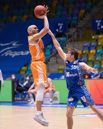 Fraport Skyliners RASTA Vechta, easyCredit BBL Joe Rahon Fraport Skyliners, 18 tries to block the throw of Stefan Peno RASTA Vechta, 4 Basketball match of the easyCredit BBL between Fraport Skyliners and RASTA Vechta on 4 March 2021 at Fraport Arena in Frankfurt am Main , Frankfurt am Main Hesse Germany Fraport Arena