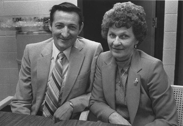 March 5, 2021: Walter Gretzky and his wife Phyllis, parents of Wayne Gretzky, are shown in a 1984 file photo. Walter Gretzky, the ultimate Canadian hockey dad who taught and nurtured the Great One, has died. He was 82. Canada News - March 5, 2021  - ZUMAc35_ 20210305_zaf_c35_016 Copyright: xDavexBustonx