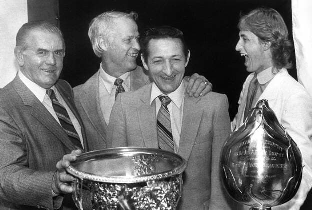 March 5, 2021: Wayne Gretzky (right) shares a laugh with Gordie Howe (second from left) as Maurice (Rocket) Richard (left) and Walter Gretzky look on at the NHL, Eishockey Herren, USA awards ceremony in Montreal, June 7, 1983. Walter Gretzky, the ultimate Canadian hockey dad who taught and nurtured the Great One, has died. He was 82. Canada News - March 5, 2021  - ZUMAc35_ 20210305_zaf_c35_018 Copyright: xBillxGrimshawx