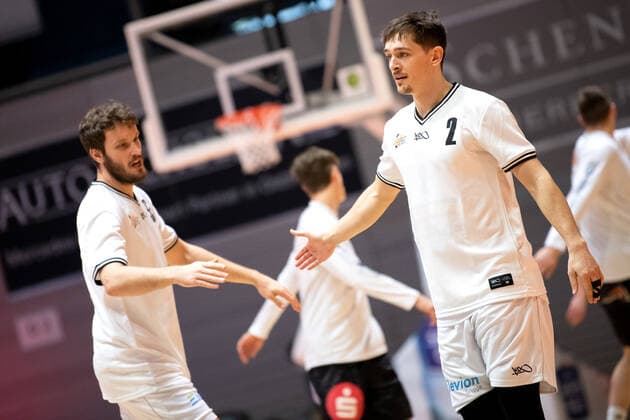 BARMER 2 Basketball Bundesliga ProA Saison 2020 2021 Spieltag 24 am 5 3 2021 Science City Jena vs Nürnberg Falcons BC v re Science City Jena captain Dennis Nawrocki Jena before his first game after a long injury Claps with Stephan Haukohl Jena ab Sparkassen Arena Jena