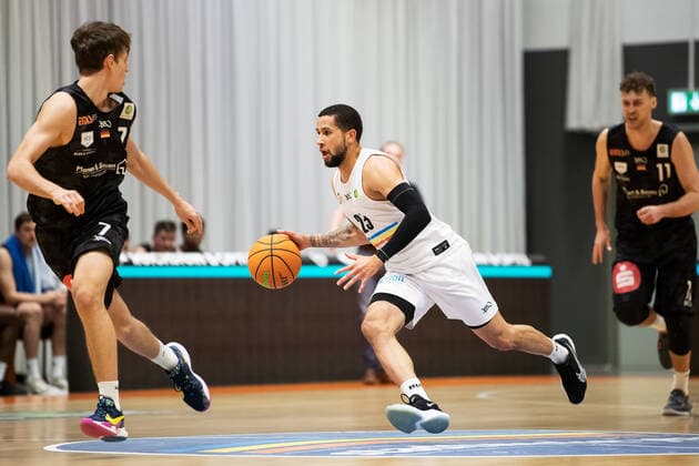 BARMER 2 Basketball Bundesliga ProA Saison 2020 2021 Spieltag 24 am 5 3 2021 Science City Jena vs Nürnberg Falcons BC Marcus Darnell Tyus Jena am Ball Sparkassen Arena Jena