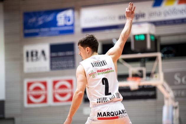 BARMER 2 Basketball Bundesliga ProA Saison 2020 2021 Spieltag 24 am 5 3 2021 Science City Jena vs Nürnberg Falcons BC Dennis Nawrocki Jena cheers on a successful 3 point shot Sparkassen Arena Jena