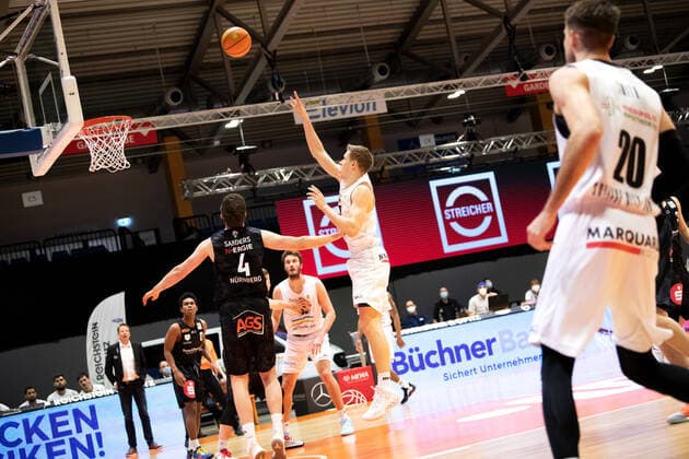 BARMER 2 Basketball Bundesliga ProA Season 2020 2021 Matchday 24 on 5 3 2021 Science City Jena vs Nürnberg Falcons BC center Robin Carl Lodders Jena at the basket against left Moritz Sanders Nürnberg Sparkassen Arena Jena