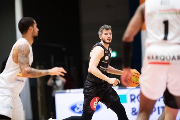 BARMER 2 Basketball Bundesliga ProA Saison 2020 2021 Spieltag 24 am 5 3 2021 Science City Jena vs Nürnberg Falcons BC Mitte Martin Bogdanov Nürnberg am Ball Sparkassen Arena Jena