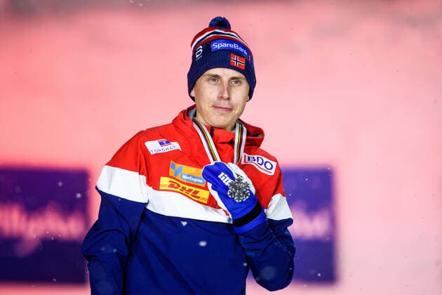 210305 Simen Hegstad Krüger of Norway with his silver medal at a medal ceremony for the men s 15 km Free Technique during the FIS Nordic Ski World Championships on March 5, 2021 in Oberstdorf Photo Johanna Lundberg BILDBYRAN kod JL JL0099 skidor cross country skiing langrenn fis nordic world ski championships vm ski vm skid vm medaljceremoni medal ceremony 9 bbeng jubel,  Copyright: JOHANNAxLUNDBERG BB210305JL127