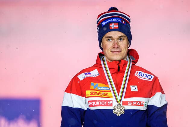 210305 Harald ostberg Amundsen of Norway with his bronze medal at a medal ceremony for the men s 15 km Free Technique during the FIS Nordic Ski World Championships on March 5, 2021 in Oberstdorf Photo Johanna Lundberg BILDBYRAN kod JL JL0099 skidor cross country skiing langrenn fis nordic world ski championships vm ski vm skid vm medaljceremoni medal ceremony 9 bbeng jubel,  Copyright: JOHANNAxLUNDBERG BB210305JL130
