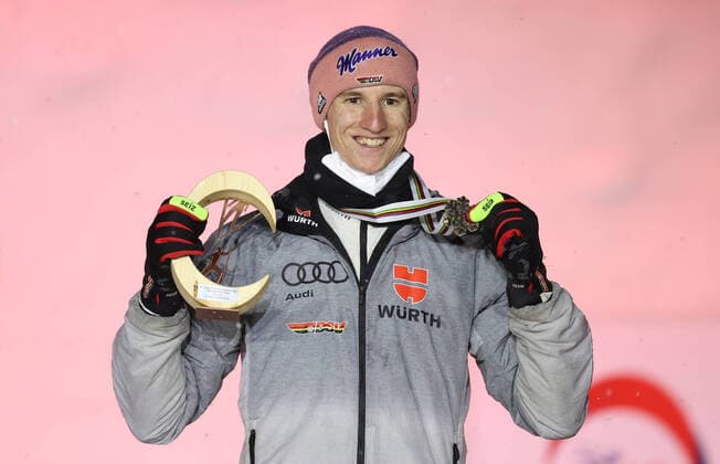 Bilder des Jahres 2021, Sport 03 März Sport Themen der Woche KW09 Nordische Ski WM in Oberstdorf, Skispringen, Herren Großschanze, Siegerehrung NORDIC SKIING - FIS Nordic World Ski Championships Oberstdorf 2021 OBERSTDORF,GERMANY,05.MAR.21 - NORDIC SKIING, Ski jumping, Skispringen, Ski, nordisch - FIS Nordic World Ski Championships, large hill, men, award ceremony. Image shows the rejoicing of Karl Geiger (GER). Keywords: trophy, medal. GEPAxpictures xChristianxWalgram