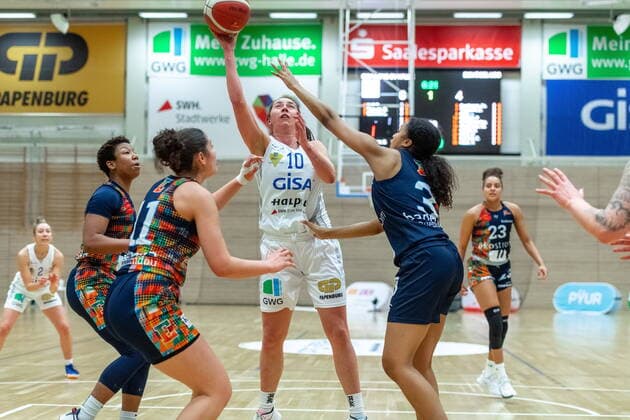 Barbora Kasparkowa 10, GISA Lions SV Halle vs Sophie Quedraogo Freiburg and Maria Konstantinidou Freiburg GISA Lions SV Halle vs Eisvögel USC Freiburg Basketball 1 Bundesliga ERDGAS Sportarena Halle Saale 05 03 2021 Photo Holger John Sachsen Anhalt Germany ERDGAS Sportarena Halle Saale