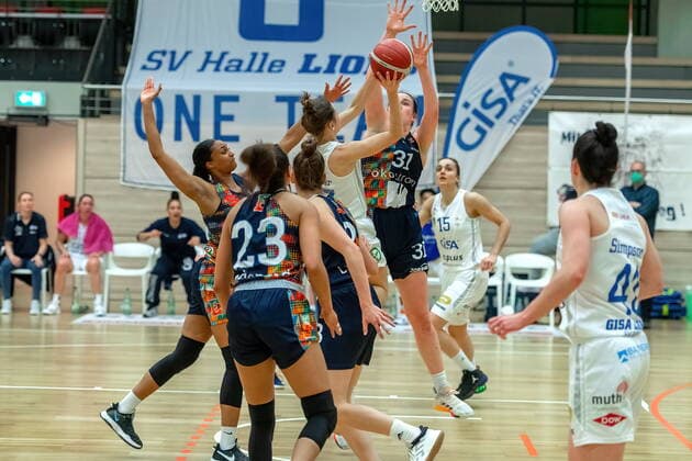 Cassidy Margaret Boensch Freiburg and Charlotte Kreuter 13, GISA Lions SV Halle GISA Lions SV Halle vs Eisvögel USC Freiburg Basketball 1 Bundesliga ERDGAS Sportarena Halle Saale 05 03 2021 Photo Holger John Sachsen Anhalt Germany ERDGAS Sportarena Halle Saale