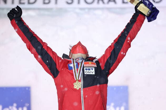 Nordische Ski WM in Oberstdorf, Skispringen, Herren Großschanze, Siegerehrung NORDIC SKIING - FIS Nordic World Ski Championships Oberstdorf 2021 OBERSTDORF,GERMANY,05.MAR.21 - NORDIC SKIING, Ski jumping, Skispringen, Ski, nordisch - FIS Nordic World Ski Championships, large hill, men, award ceremony. Image shows the rejoicing of Stefan Kraft (AUT). Keywords: medal. GEPAxpictures xChristianxWalgram