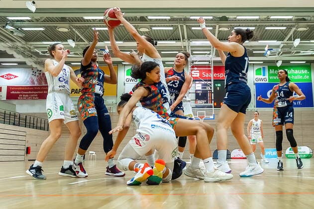 Styliani Stella Fouraki 15, GISA Lions SV Halle vs Dominique Toussant Freiburg GISA Lions SV Halle vs Eisvögel USC Freiburg Basketball 1 Bundesliga ERDGAS Sportarena Halle Saale 05 03 2021 Photo Holger John Sachsen Anhalt Germany ERDGAS Sportarena Halle Saale