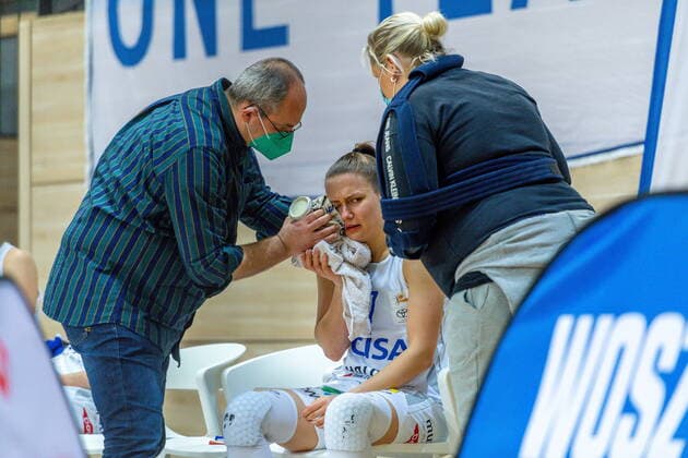 Laura Schinkel 07, GISA Lions SV Halle was injured in the eye and treated GISA Lions SV Halle vs Eisvögel USC Freiburg Basketball 1 Bundesliga ERDGAS Sportarena Halle Saale 05 03 2021 Photo Holger John Sachsen Anhalt Germany ERDGAS Sportarena Halle Saale