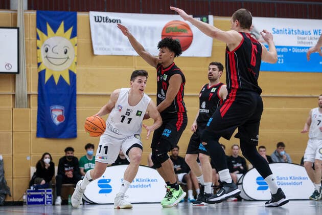 2 Basketball Bundesliga ProB ART Giants Duesseldorf vs ETV Hamburg, 05 03 2021 Max Gebhardt 11 ART Giants Duesseldorf , Mubarak Salami 17 ETV Hamburg , Leonard Eckmann 6 ETV Hamburg 2 Basketball Bundesliga ProB ART Giants Duesseldorf vs ETV Hamburg on 05 03 2021, Duesseldorf Copyright: xBEAUTIFULxSPORTS KennyxBeelex