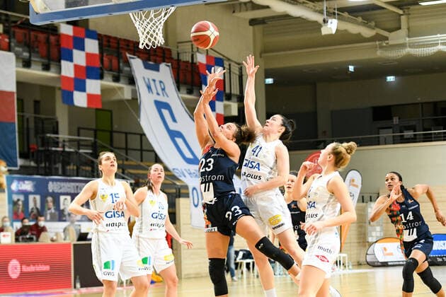 Halle, Germany 05 March 2021 1 BBL Women 2020 2021 Gisa Lions SV Halle vs USC Freiburg v li in duel Daneesha Danielle Provo Freiburg , Eilidh Simpson Halle and Darien Huff Halle Erdgas Sportarena Sachsen Anhalt Copyright: xFotostandx xxBallaschx