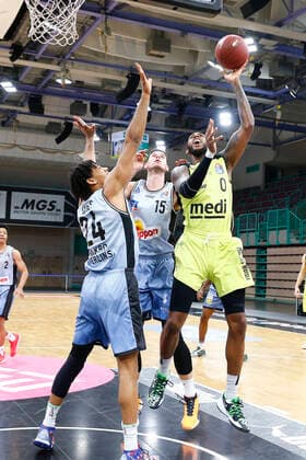 22 Matchday of the easyCredit BBL Basketball Bundesliga on 05 March 2021in the Oberfrankenhalle in Bayreuth Bavaria Germany Season 2020 2021 Medi Bayreuth vs HAKRO Merlins Crailsheim Dererk Pardon Medi Bayreuth 0 right Jeremy Jones HAKRO Merlins Crailsheim 24 left