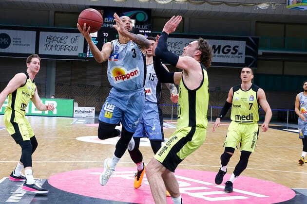 22 Matchday of the easyCredit BBL Basketball Bundesliga on 05 March 2021in the Oberfrankenhalle in Bayreuth Bavaria Germany Season 2020 2021 Medi Bayreuth vs HAKRO Merlins Crailsheim Matthew Tiby Medi Bayreuth 15 right Maurice Stuckey HAKRO Merlins Crailsheim 3 left