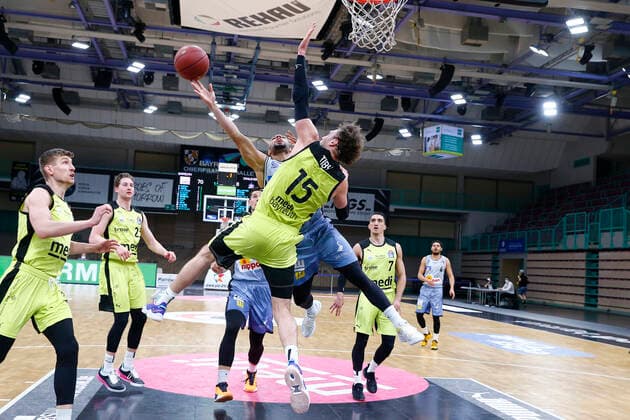 22 Matchday of the easyCredit BBL Basketball Bundesliga on 05 March 2021in the Oberfrankenhalle in Bayreuth Bavaria Germany Season 2020 2021 Medi Bayreuth vs HAKRO Merlins Crailsheim Matthew Tiby Medi Bayreuth 15 right Maurice Stuckey HAKRO Merlins Crailsheim 3 left