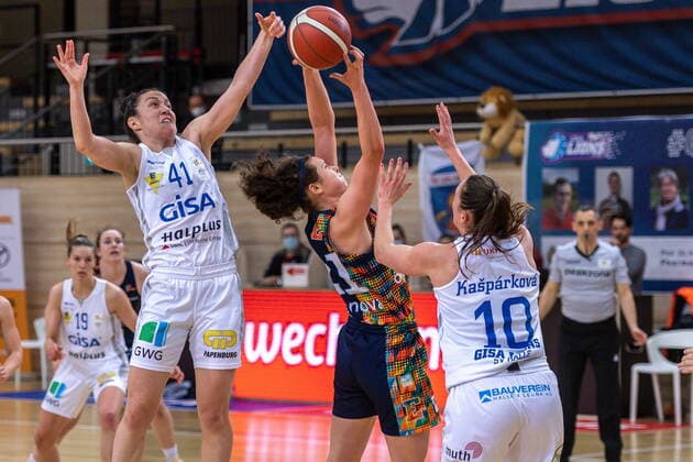 Emilly Maria Kapitza Freiburg gets the ball under the basket against Barbora Kasparkowa 10, GISA Lions SV Halle , Darien Huff 02, GISA Lions SV Halle and Eilidh Simpson 41, GISA Lions SV Halle GISA Lions SV Halle vs Eisvögel USC Freiburg Basketball 1 Bundesliga ERDGAS Sportarena Halle Saale 05 03 2021 Foto Holger John Sachsen Anhalt Germany ERDGAS Sportarena Halle Saale