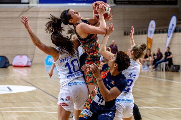 Emilly Maria Kapitza Freiburg gets the ball under the basket against Barbora Kasparkowa 10, GISA Lions SV Halle , Darien Huff 02, GISA Lions SV Halle and Eilidh Simpson 41, GISA Lions SV Halle GISA Lions SV Halle vs Eisvögel USC Freiburg Basketball 1 Bundesliga ERDGAS Sportarena Halle Saale 05 03 2021 Foto Holger John Sachsen Anhalt Germany ERDGAS Sportarena Halle Saale