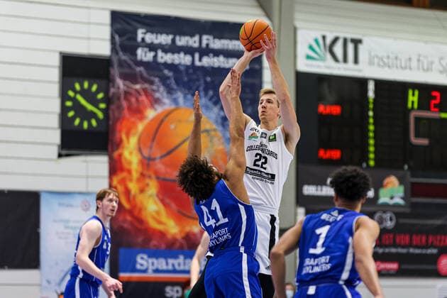 05 03 21, Men, Basketball, 2020 2021 season, 2 Bundesliga, Pro B South, College Wizards FRAPORT SKYLINERS Juniors Eyke Prahst College Wizards 22 spinach to throw against Noah Kamdem Frankfurt 41 Karlsruhe Institute for Sport and Sport Science IfSS Baden Württemberg Germany