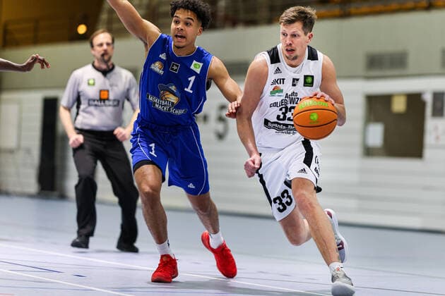 05 03 21, Men, Basketball, 2020 2021 season, 2 Bundesliga, Pro B South, College Wizards FRAPORT SKYLINERS Juniors Rouven Roessler College Wizards 33 dribbles to attack against Maximilian Begue Frankfurt 1 Karlsruhe Institute for Sport and Sport Science IfSS Baden Württemberg Germany