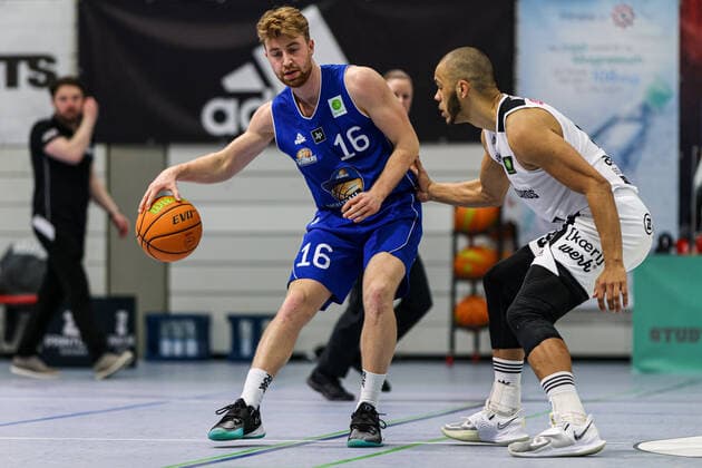 05 03 21, Men, Basketball, 2020 2021 season, 2 Bundesliga, Pro B South, College Wizards FRAPORT SKYLINERS Juniors Philipp Hadenfeldt Frankfurt 16 dribbles against Marcel Davis College Wizards 9 Karlsruhe Institute for Sport and Sport Science IfSS Baden Württemberg Germany